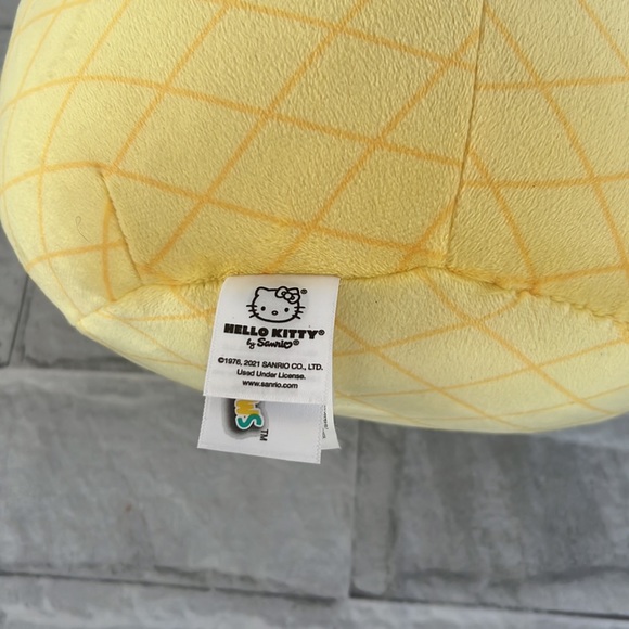 Squishmallows HELLO KITTY PINEAPPLE 8” - Picture 4 of 5
